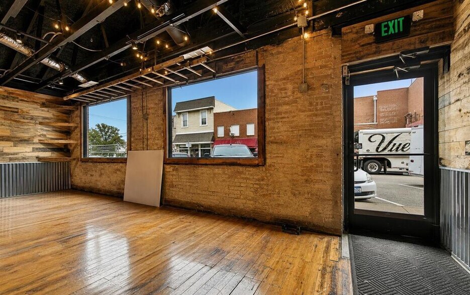 More Photos Of 122 N Main St, Washington General Retail For Lease