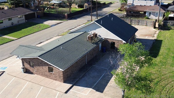 More Photos Of 1002 E Cherry St, Cushing Medical For Sale