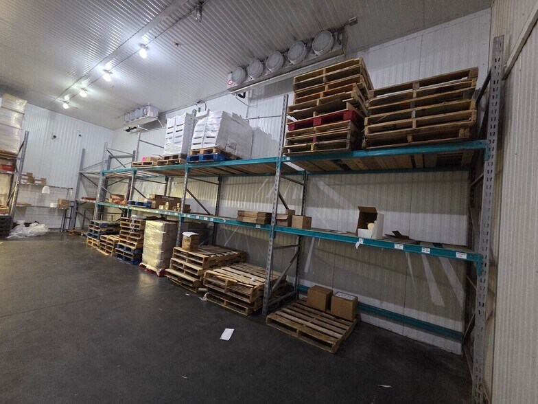 More Photos Of 7810 Kingspointe Pky, Orlando Warehouse For Lease