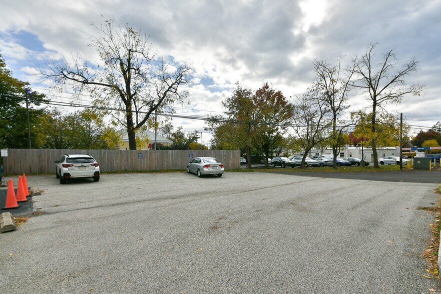 More Photos Of 12 E Mill Rd, Flourtown Medical For Lease