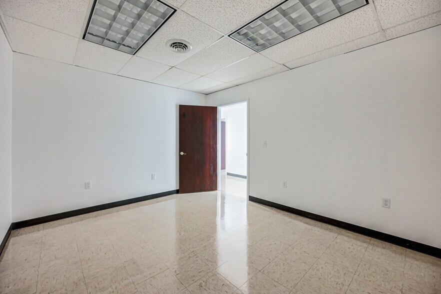 More Photos Of 20 Willow Springs Cir, York Warehouse For Lease