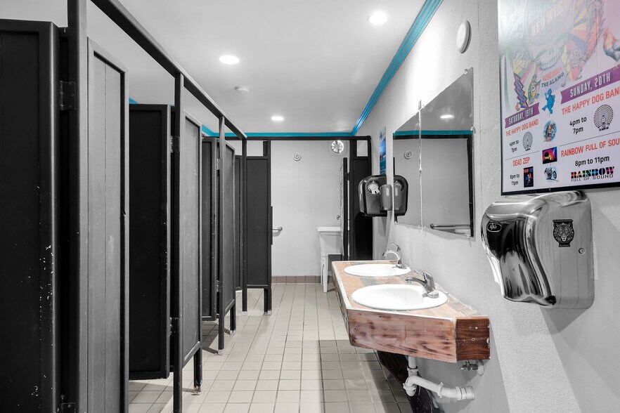 More Photos Of 4 Charles St, Key West Specialty For Lease