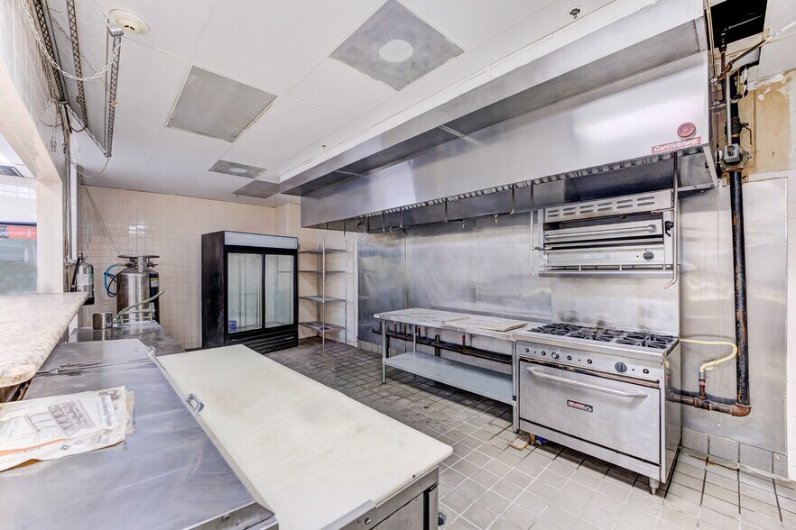 More Photos Of 324 Fm-1960 Rd, Houston General Retail For Sale