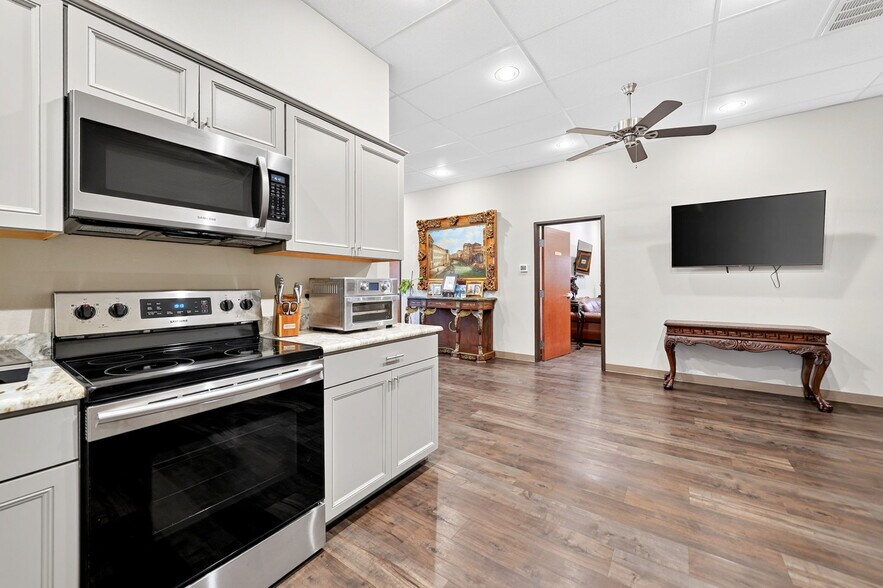 More Photos Of 4612 County Road 2200, Greenville Showroom For Sale