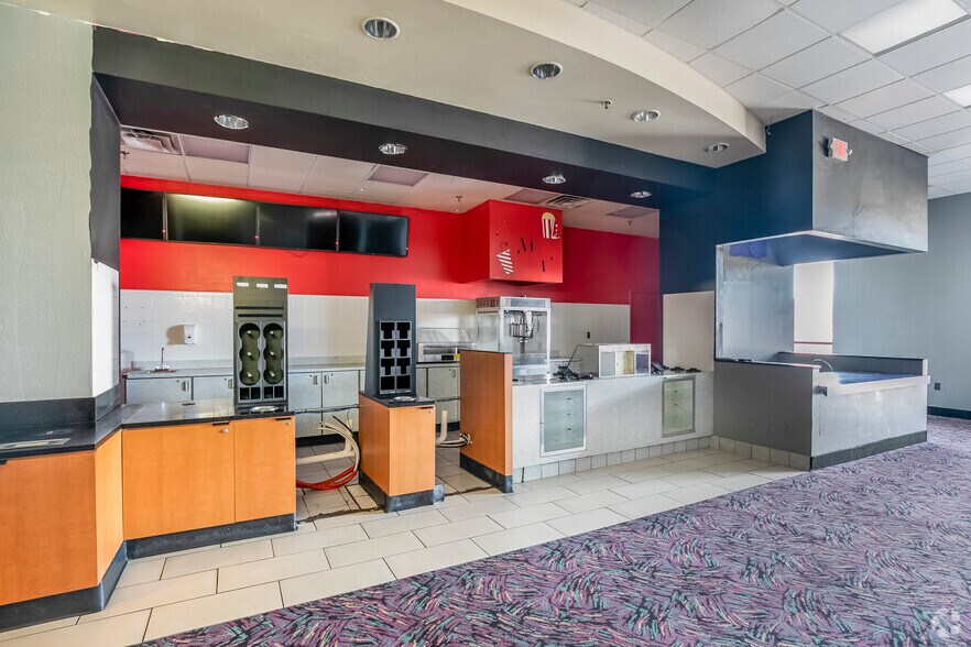 More Photos Of 1000 W Broadway, Centralia Unknown For Lease