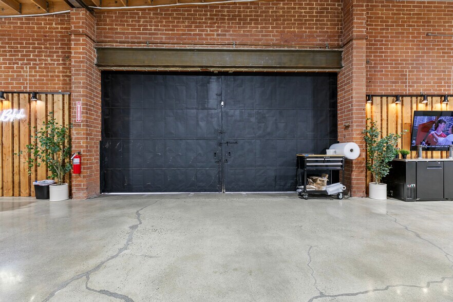 More Photos Of 1604 Venice Blvd, Los Angeles Showroom For Lease