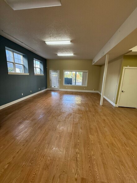 More Photos Of 303 E Columbia River Hwy, Troutdale Storefront Retail Office For Lease