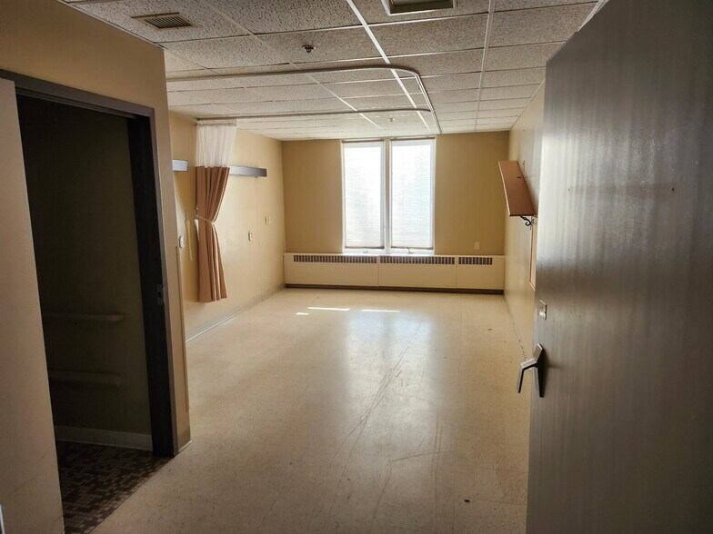 More Photos Of 165 S Chet Krause Dr, Iola Apartments For Sale