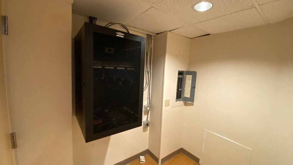 More Photos Of 39 S Main St, Nazareth General Retail For Lease