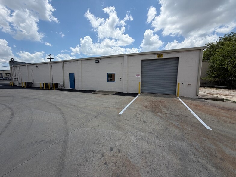 More Photos Of 1011 Paulsun St, San Antonio Light Distribution For Lease