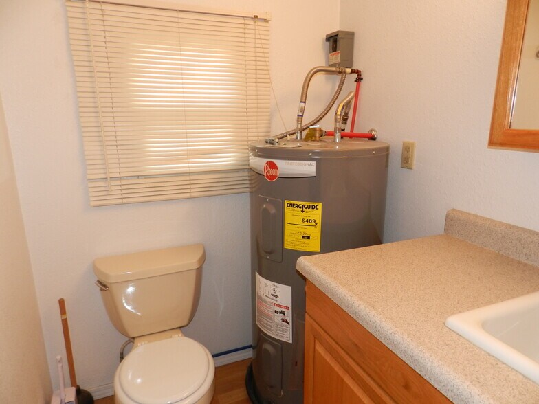 More Photos Of 901 Main St, Salmon Office For Sale
