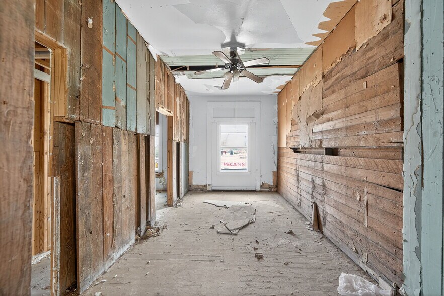 More Photos Of 1425 S Flores St, San Antonio General Retail For Sale