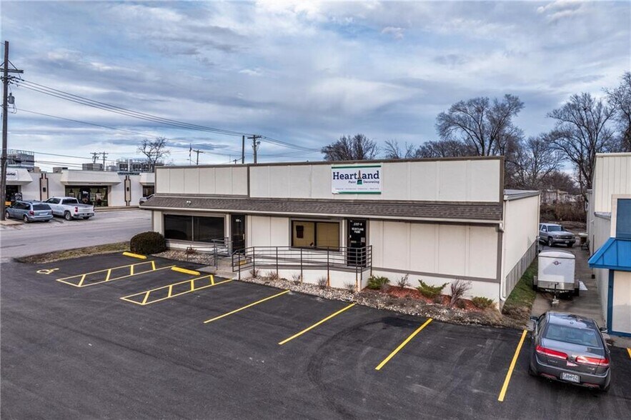 More Photos Of 2327 N Belt Hwy, Saint Joseph General Retail For Lease