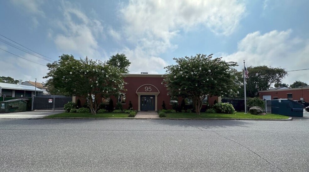 Primary Photo Of 95 Toledo St, Farmingdale Flex For Lease