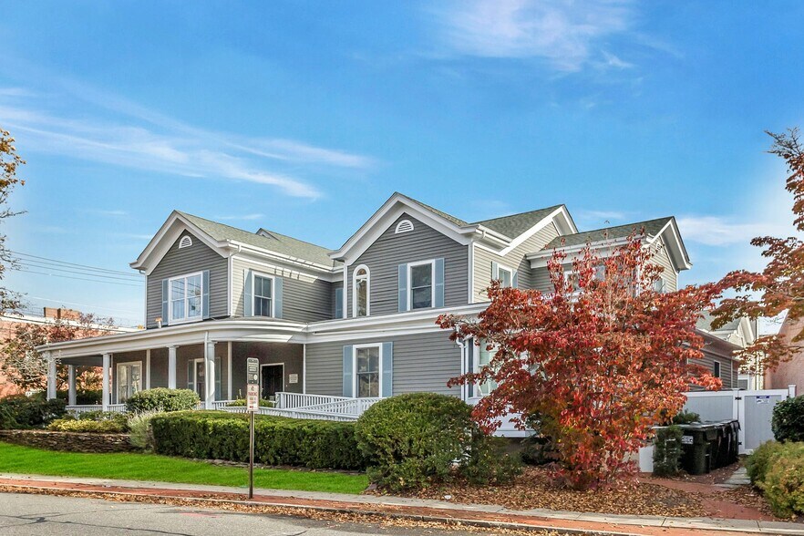 More Photos Of 33 W 2nd St, Riverhead Office For Sale