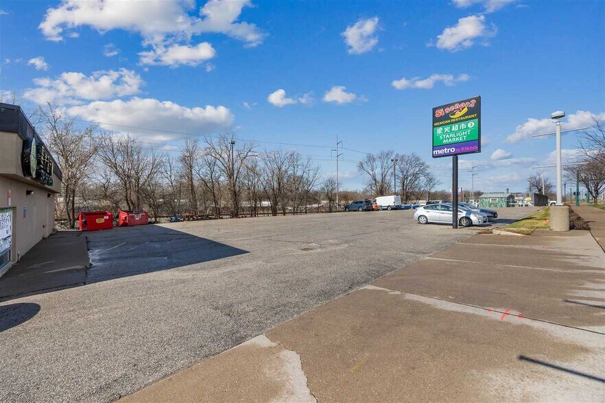 More Photos Of 906 2nd St, Coralville General Retail For Lease