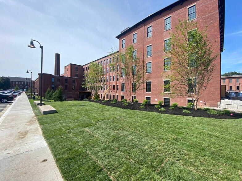 More Photos Of 17 Lincoln St, Biddeford Warehouse For Lease