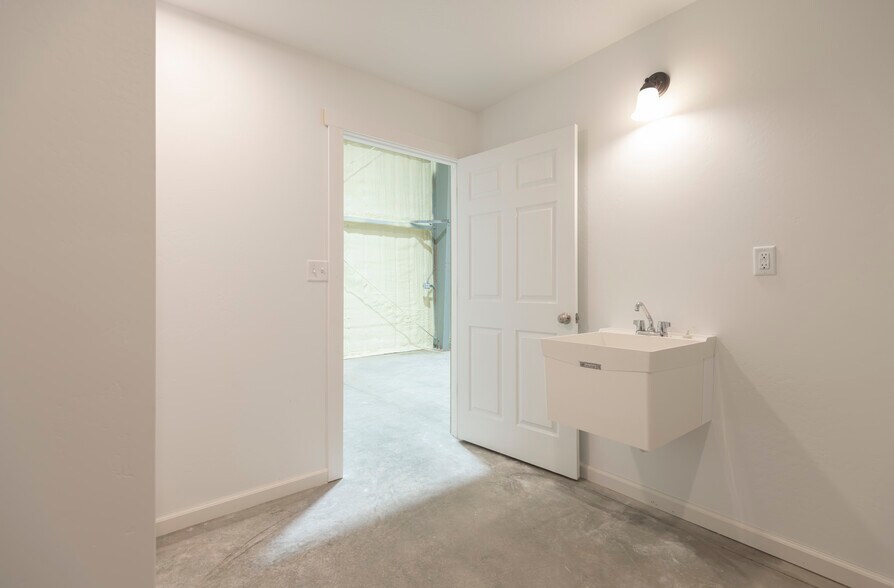 More Photos Of 2721 Wylie Dr, East Helena Flex For Sale