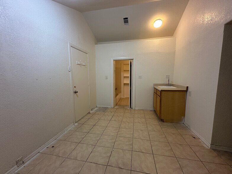 More Photos Of 6628 Crestway Dr, San Antonio Flex For Sale