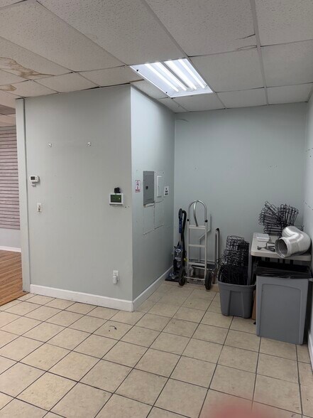 More Photos Of 2522 Capital Cir NE, Tallahassee General Retail For Sale