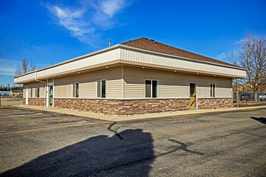 More Photos Of 137 McGhee Rd, Kootenai Storefront Retail Office For Sale