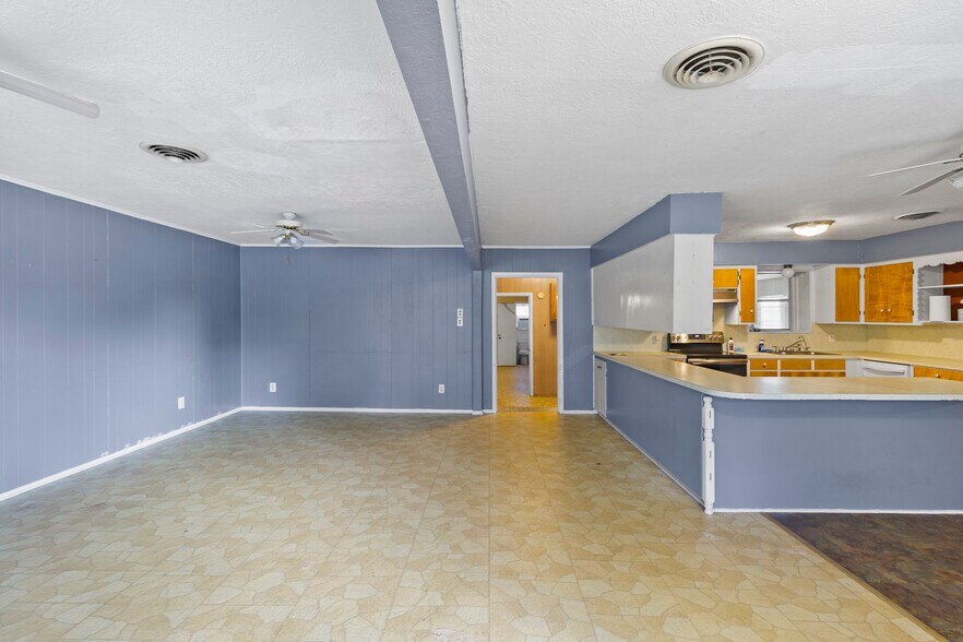 More Photos Of 120 State Highway 75 N, Huntsville Specialty For Sale