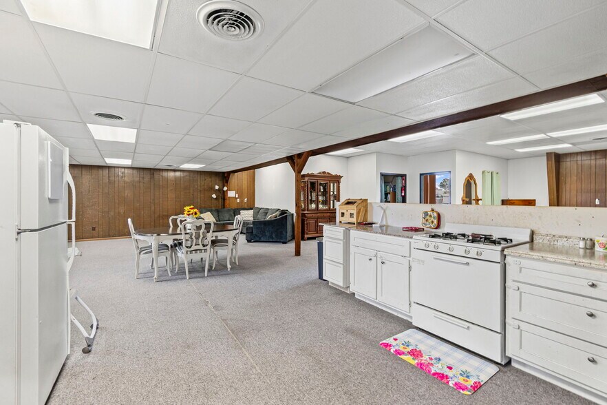 More Photos Of 3160 W Arrow St, Marshall Flex For Sale