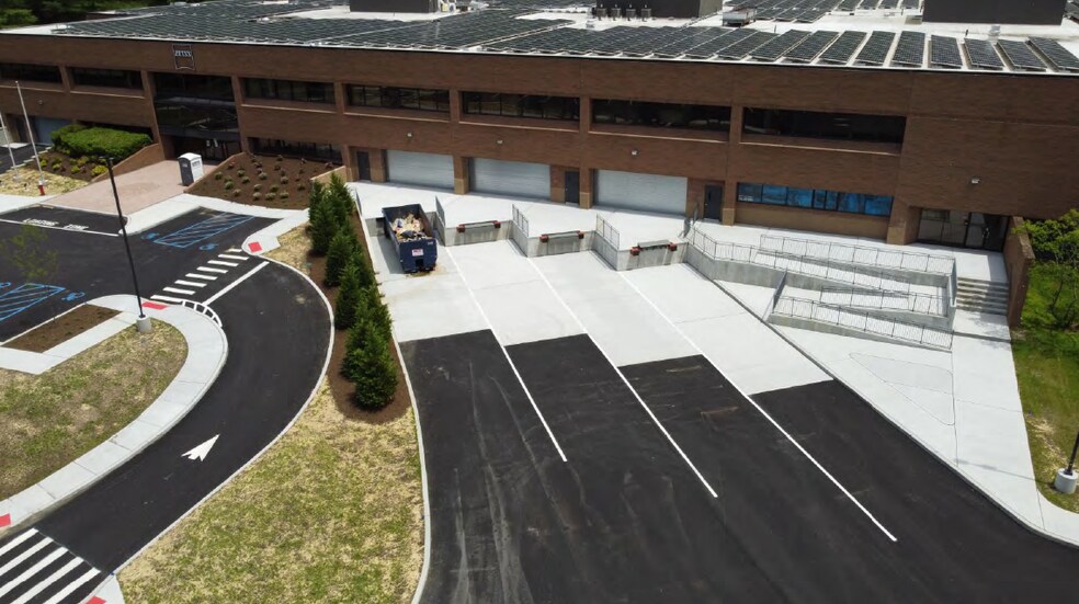 More Photos Of 1 Zeiss Dr, Thornwood Showroom For Lease