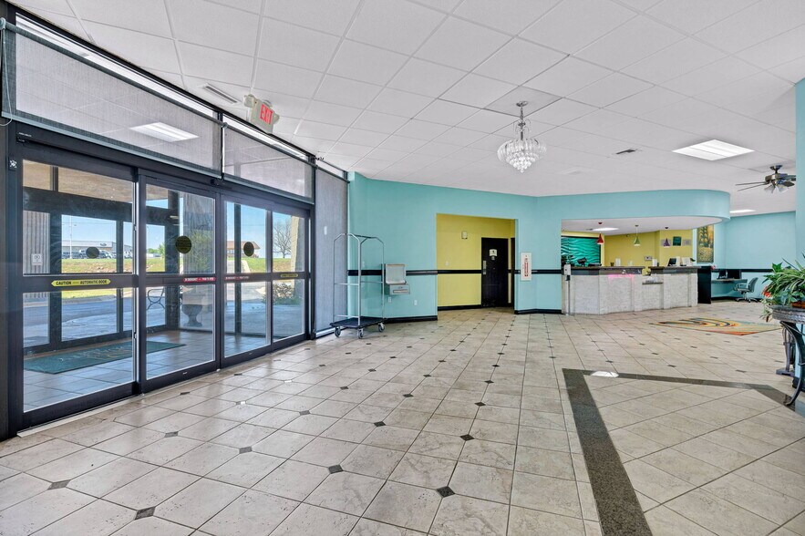 More Photos Of 3232 N Summit St, Arkansas City Hotel For Sale