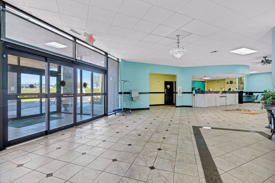 More Photos Of 3232 N Summit St, Arkansas City Hotel For Sale