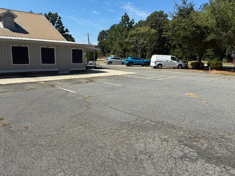 More Photos Of 605 Crescent Rd, Rockwell Freestanding For Lease