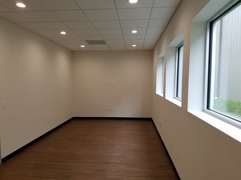 More Photos Of 7515 Oak Bluff Dr, Magnolia Office For Lease