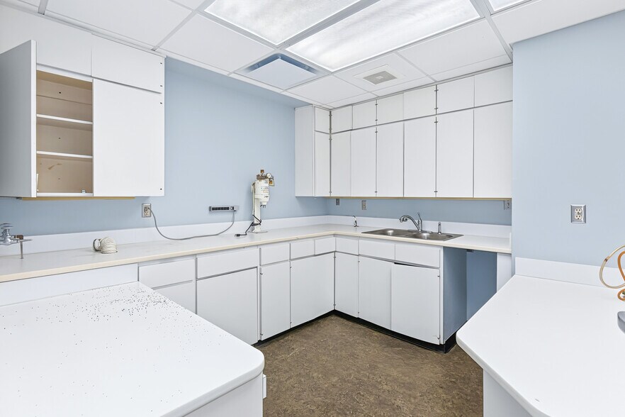 More Photos Of 7180 Hickman Rd, Windsor Heights Medical For Lease