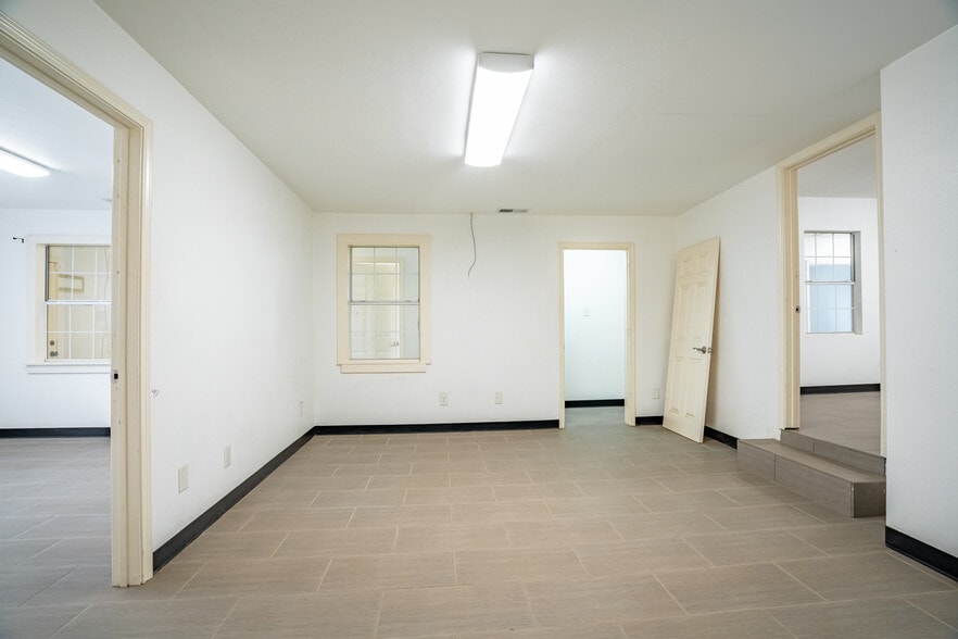 More Photos Of 401 W Simonds Rd, Seagoville Office For Sale