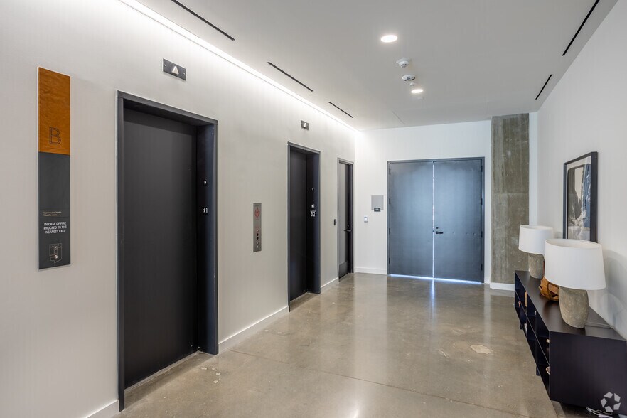 More Photos Of 3232 E Cesar Chavez St, Austin Unknown For Lease