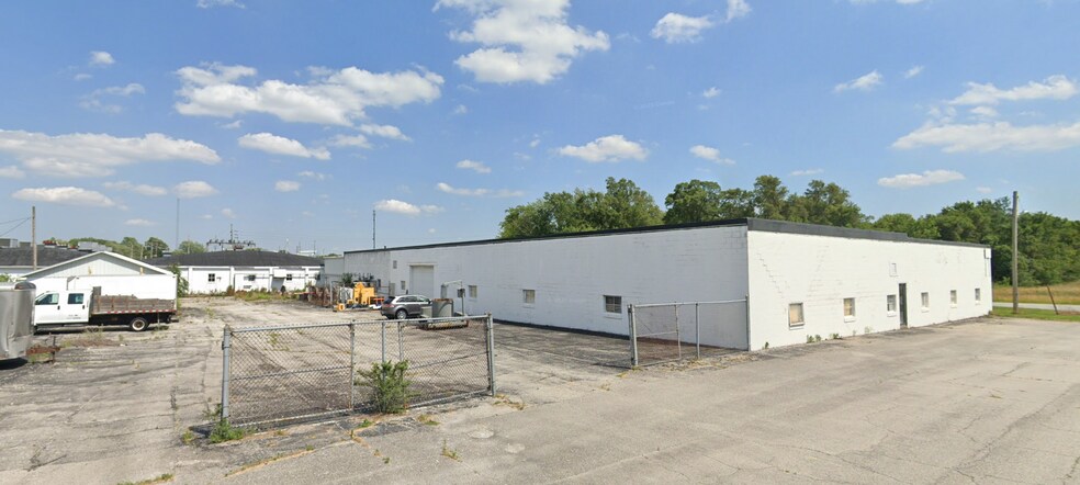 Primary Photo Of 511 S Lincoln St, Morocco Warehouse For Sale