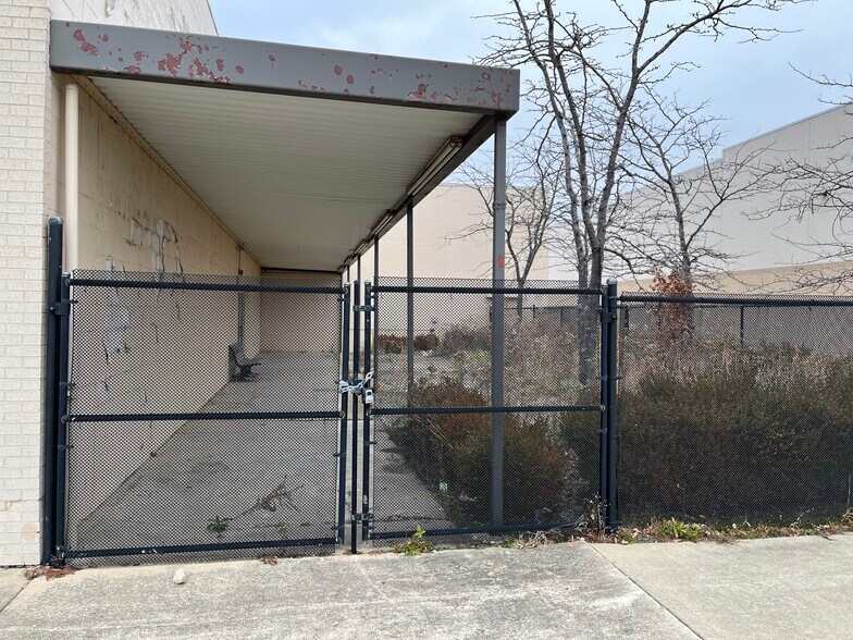 More Photos Of 2513 W Kingshighway, Paragould Department Store For Lease