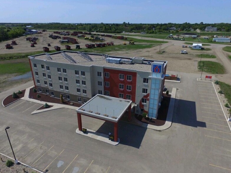 Primary Photo Of 405 Ogilvie St, Moosomin Hotel For Sale