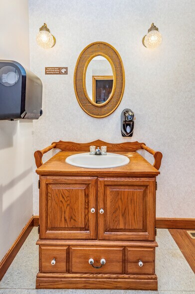 More Photos Of 1100 Vulcan St, Iron Mountain Warehouse For Sale