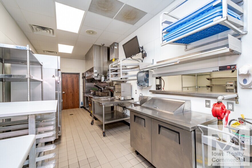 More Photos Of 955 29th Ave, Marion General Retail For Lease