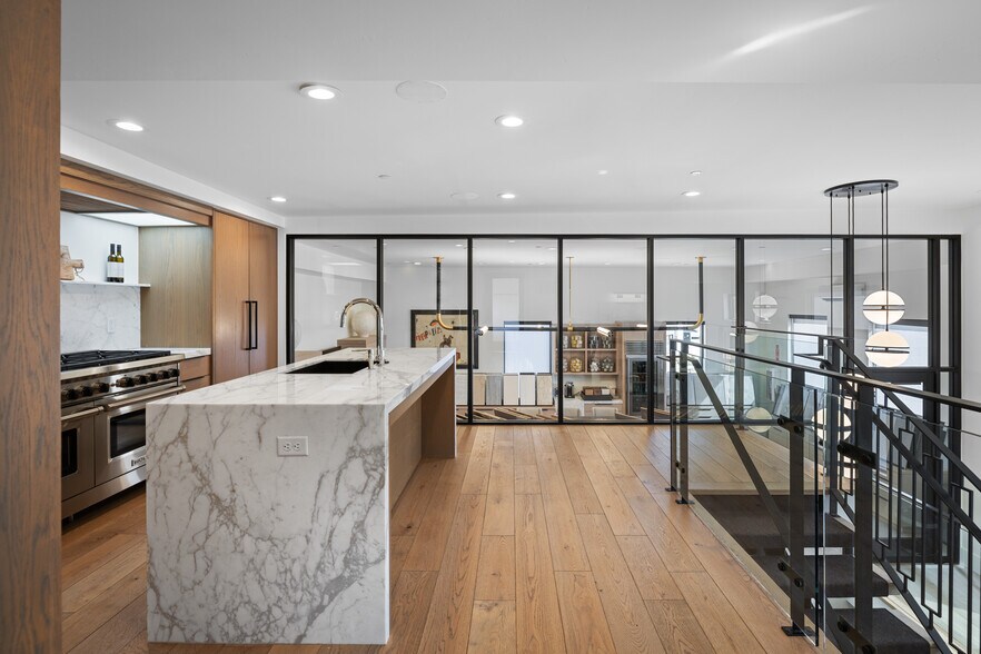 More Photos Of 4554 Forestdale Dr, Park City Showroom For Lease