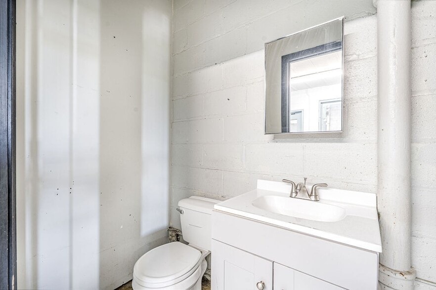 More Photos Of 1214 College St, Clarksville Warehouse For Lease