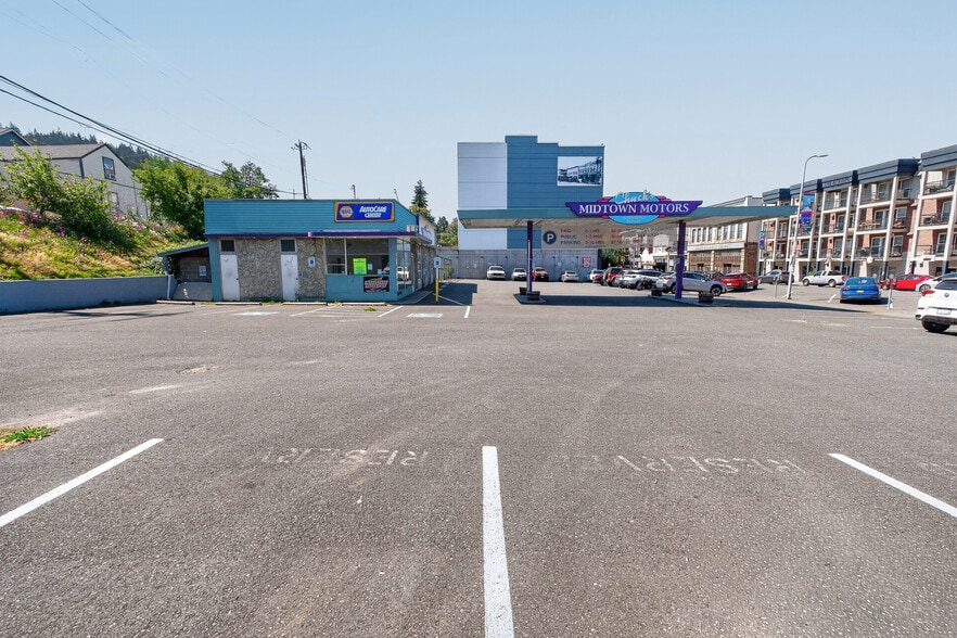 More Photos Of 1058 N State St, Bellingham General Retail For Sale