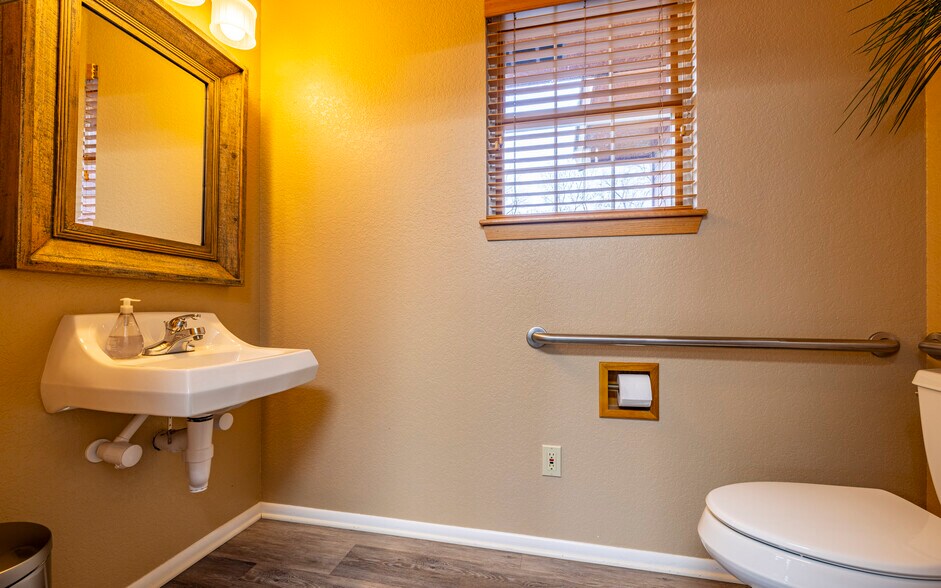 More Photos Of 802 Canyon Ave, Cody Office For Sale