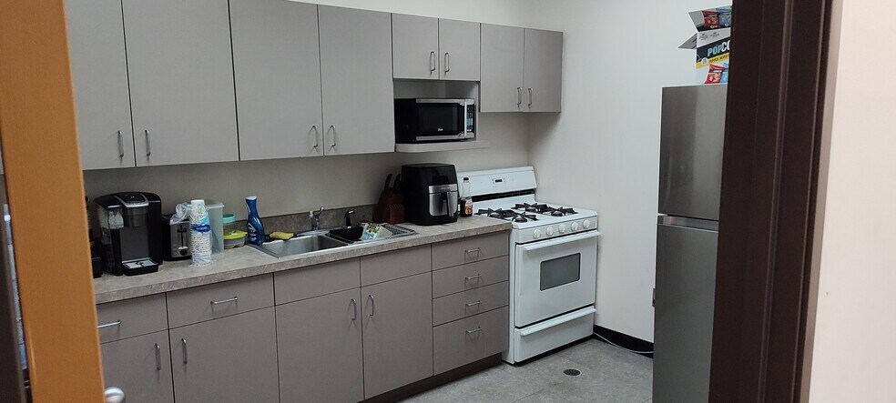 More Photos Of 26000-26200 Mound Rd, Warren Warehouse For Lease