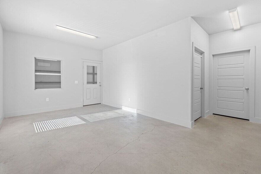 More Photos Of 14707 Fitzhugh Rd, Austin Warehouse For Lease