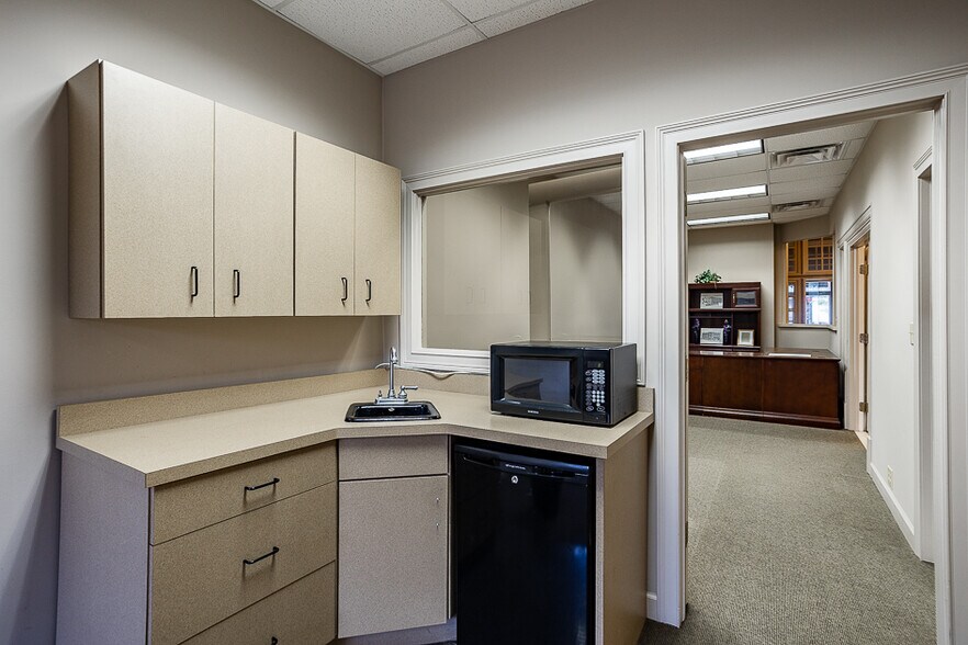 More Photos Of 100 W Washington Ave, Jackson Medical For Sale