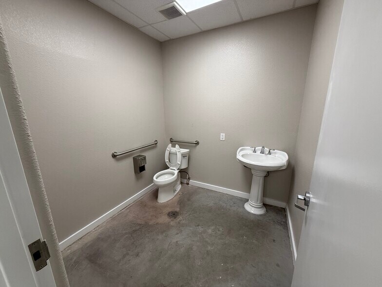 More Photos Of 1101 Bunton Creek Rd, Kyle Storefront Retail Office For Lease