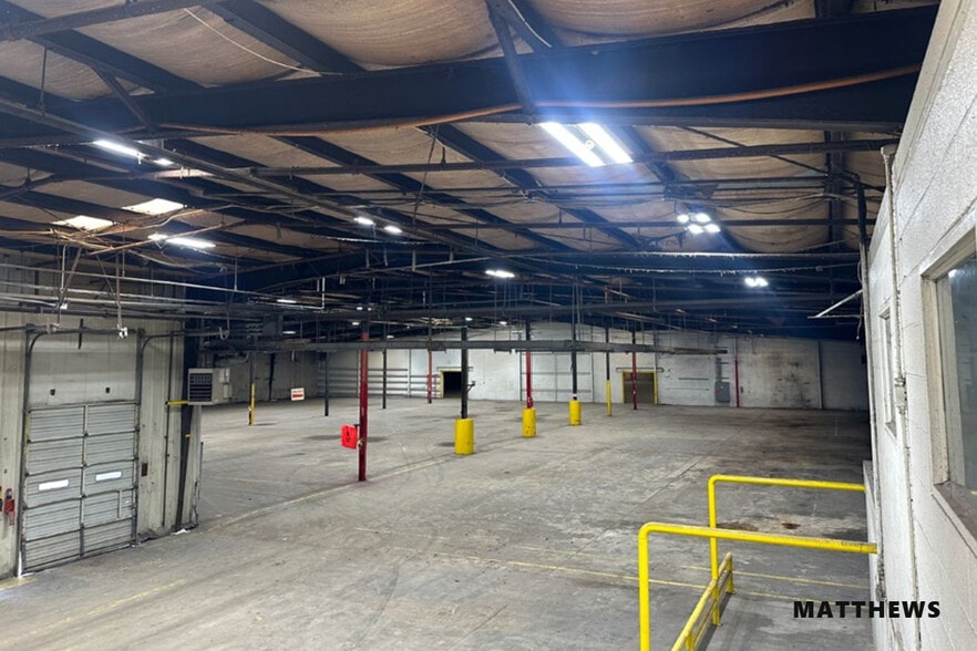 More Photos Of 801 N James Campbell Blvd, Columbia Distribution For Lease