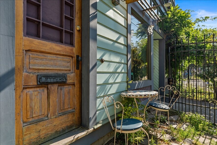 More Photos Of 3039 SE Stark St, Portland Storefront Retail Residential For Sale